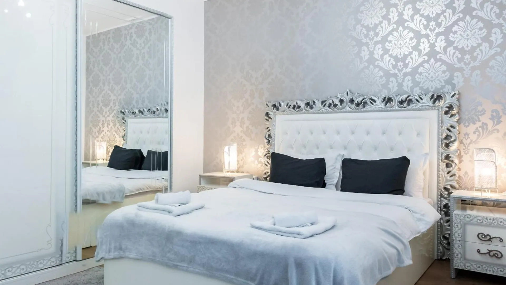 Apartment Black Rose Bucharest